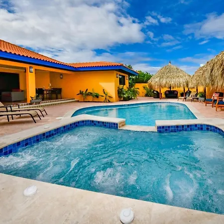 Newly Renovated Polynesian Themed In Noord Villa